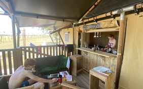 Die Terrasse vor dem Glamping Zelt